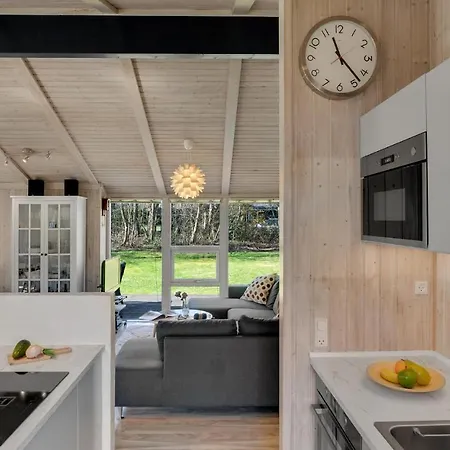 4 Bedroom Beautiful In Σπίτι διακοπών *