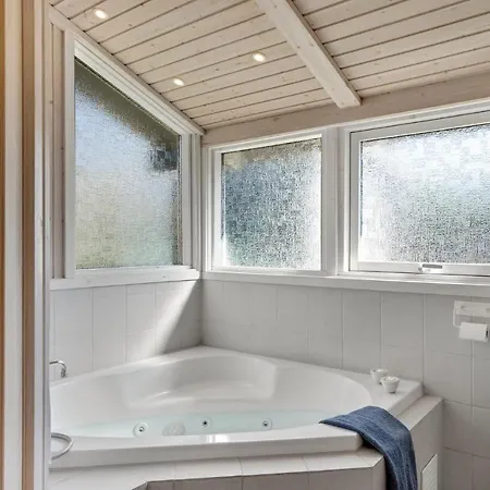 4 Bedroom Beautiful In Σπίτι διακοπών