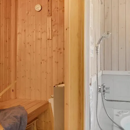 4 Bedroom Beautiful In Сasa de vacaciones *