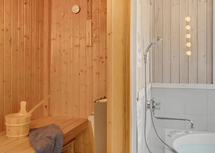 4 Bedroom Beautiful In Hébergement de vacances *